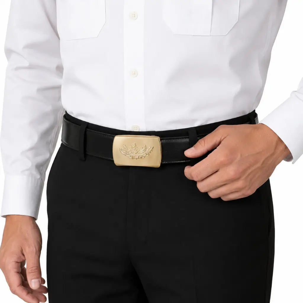 Homem com camisa branca e cinto preto, fivela dourada Fivela Latão Dourada Intendência Uniforme Marinha