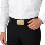 Homem com camisa branca e cinto preto, fivela dourada Fivela Latão Dourada Intendência Uniforme Marinha