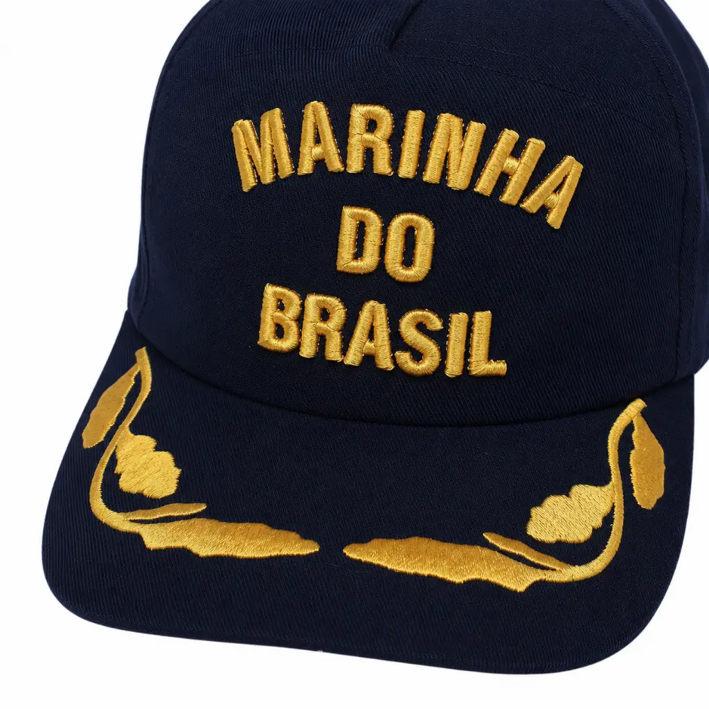 Boné azul-marinho com bordado amarelo MARINHA DO BRASIL e detalhe decorativo na aba