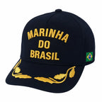 Boné azul-marinho com bordado Marinha do Brasil amarelo e bandeira atrás
