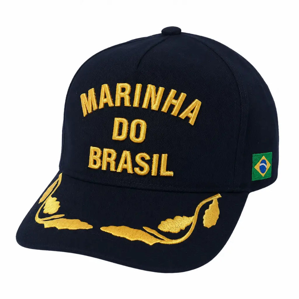 Boné azul-marinho com bordado Marinha do Brasil amarelo e bandeira atrás