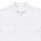 Camisa branca com gola mandarim e dois bolsos frontais com abas