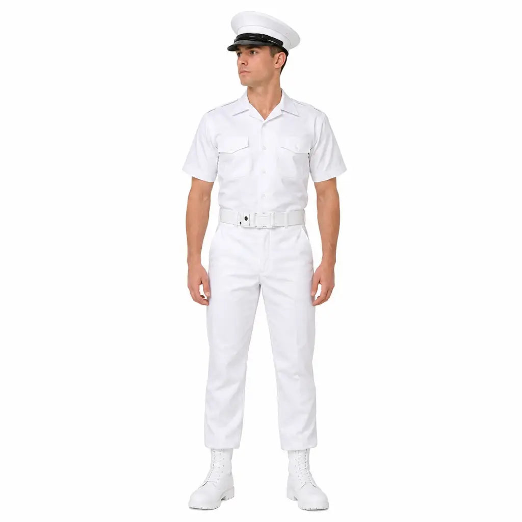 Homem de uniforme branco de marinheiro com Cinto Tático NA Branco na cintura em perfil
