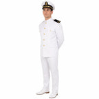 Jovem em uniforme branco com boné de oficial, lapela preta e detalhes dourados