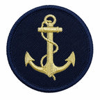 Emblema circular azul-escuro bordado com âncora dourada e serpente