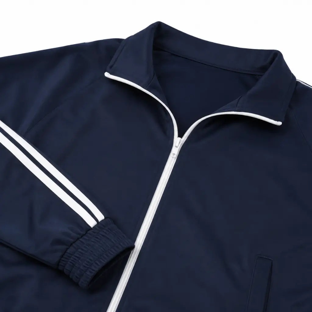 Jaqueta esportiva azul-marinho com zíper branco e listras nas mangas.
