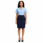 Mulher em blusa azul clara e saia azul escuro justa, salto alto