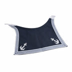 Blusa azul escura com bordas brancas, listras paralelas e âncoras brancas na parte inferior