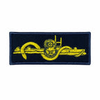 Emblema bordado amarelo com cilindro e mangueira serpenteante em fundo azul marinho