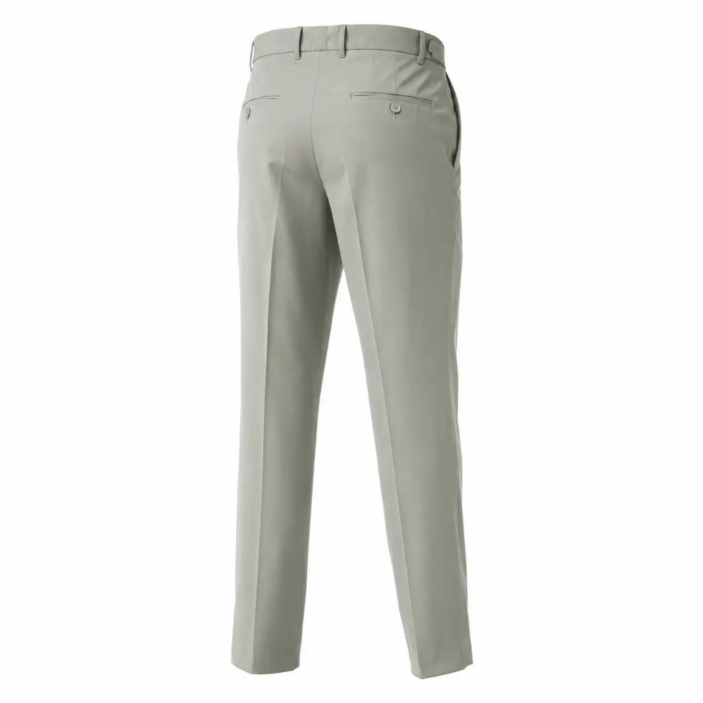 Calça masculina bege vista de trás, bolsos traseiros de aba e cós com passantes