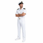Homem em uniforme branco de oficial naval, braços cruzados e expressão austera
