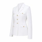 Blazer branco feminino com lapelas em V, botões dourados e bolsos com abas