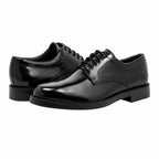 Par de sapatos sociais pretos, couro polido com cadarços e biqueira arredondada
