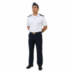 Homem em uniforme militar branco com boné e epauletas, cinto dourado, em posição de sentido.
