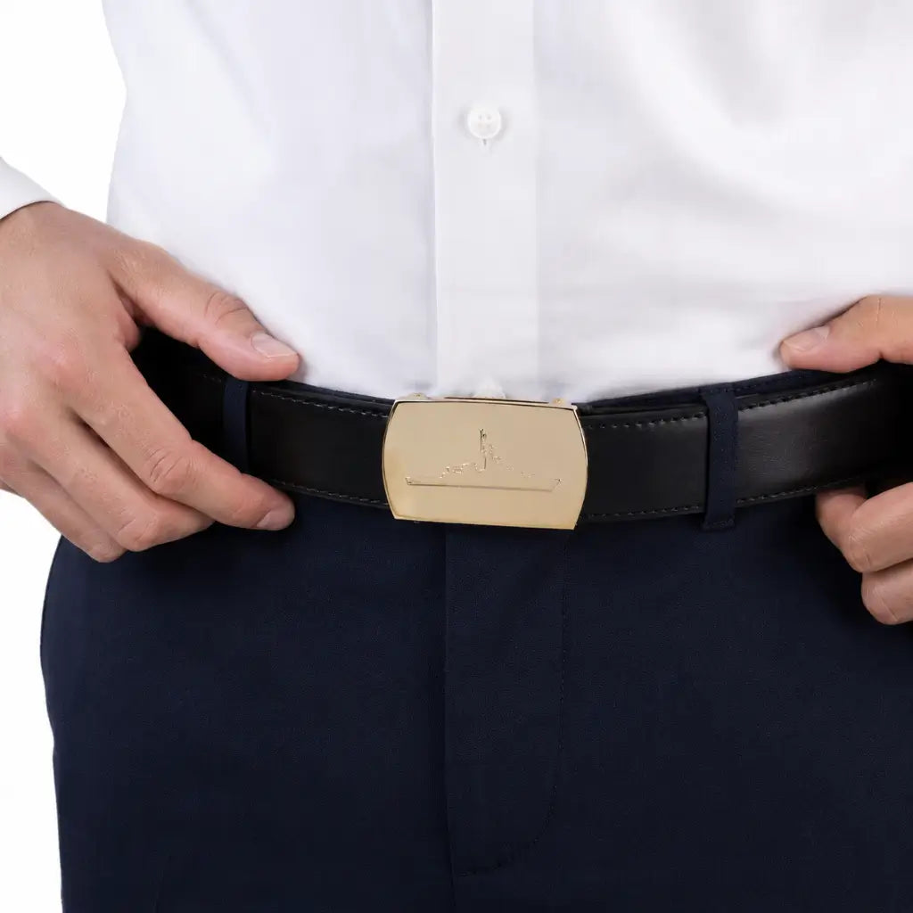 Pessoa com camisa branca e cinto preto com fivela Latão Dourada Corveta dourada