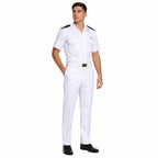 Homem em uniforme branco, cinto claro com fivela prateada e ombros pretos