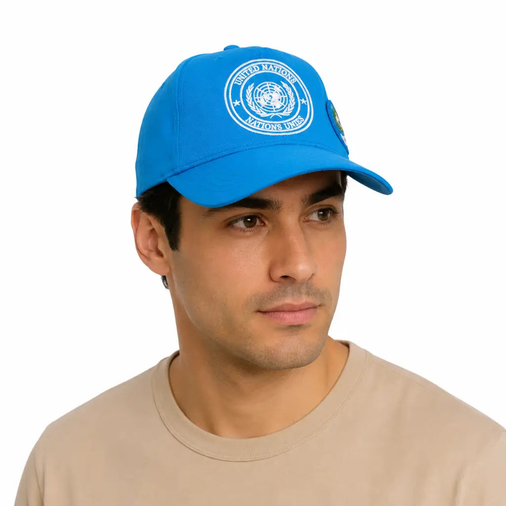 Homem usando boné microfibra azul com bordado ONU na frente e aba arqueada