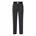 Calça social masculina escura com cinto preto e fivela retangular brilhante