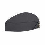 Chapéu militar escuro com insígnia lateral discreta.