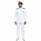 Oficial naval em uniforme branco com insígnia dourada no peito