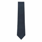 Gravata azul escuro, estilo vertical, ponta triangular e acabamento suave.