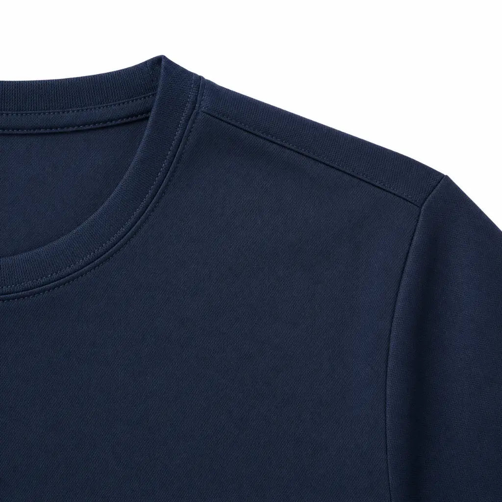 Camiseta Poliéster Marinha Marinho close-up da gola e costura da manga azul marinho