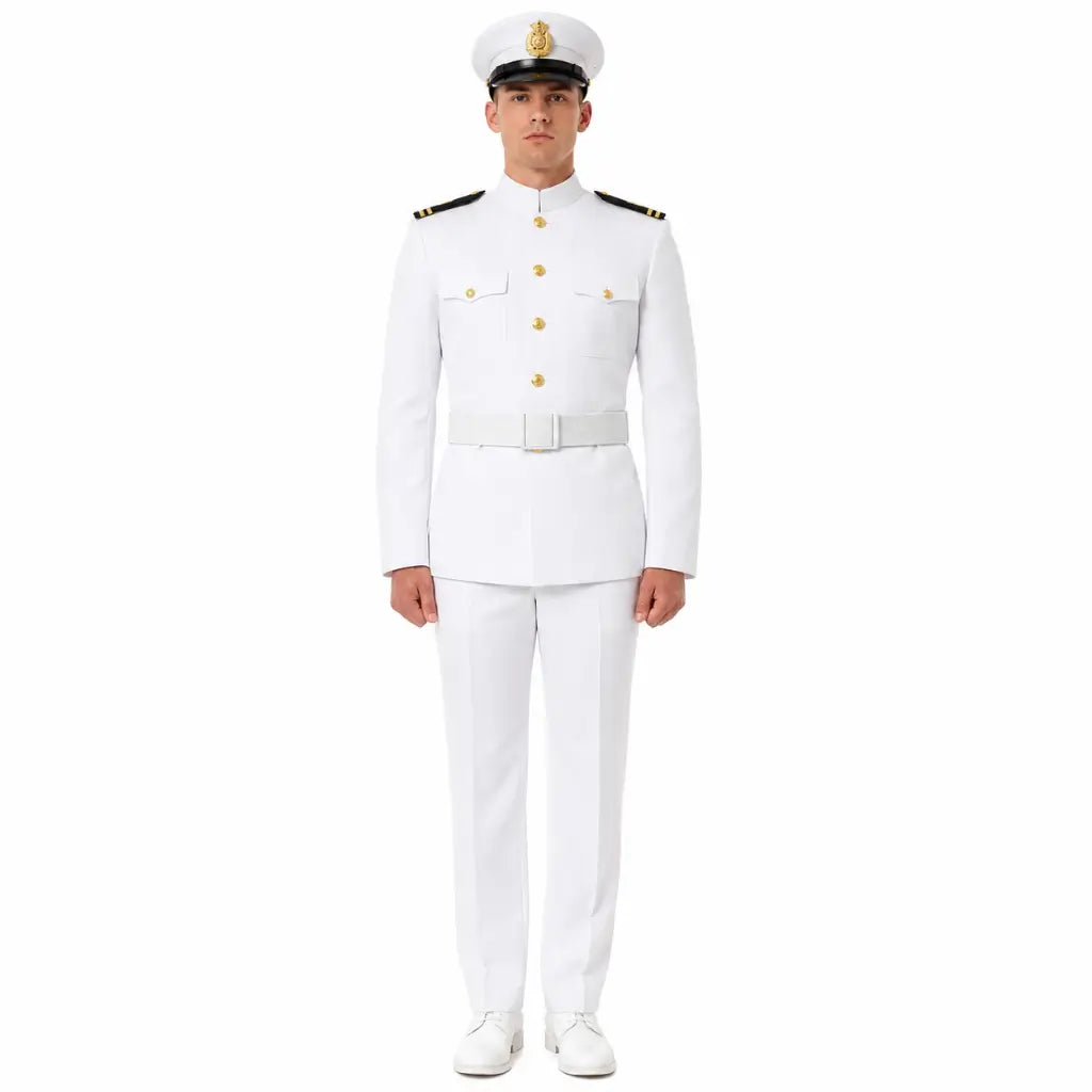 Homem em uniforme militar branco com Cinto Para Calça Branco em destaque na cintura