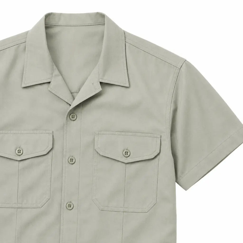 Camisa cinza clara de manga curta com bolsos frontais de abas