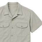 Camisa cinza clara de manga curta com bolsos frontais de abas