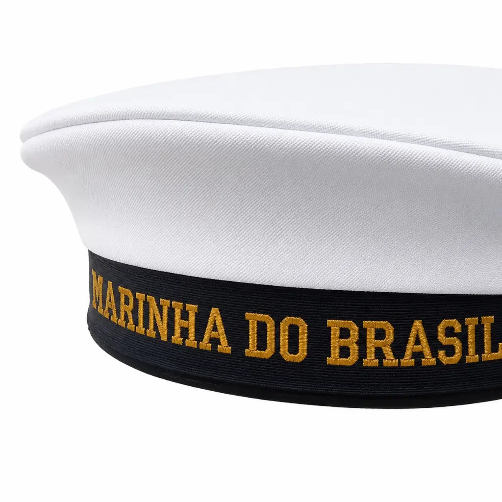 Chapéu branco com aba distinta, faixa preta e inscrição dourada MARINHA DO BRASIL