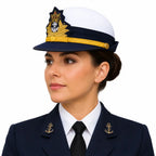 Mulher em uniforme naval com boné branco e faixa azul, emblema dourado com âncora
