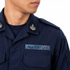 Tarjeta Multipropósito Nome AUGUSTO na camisa azul marinho com insígnias nos ombros