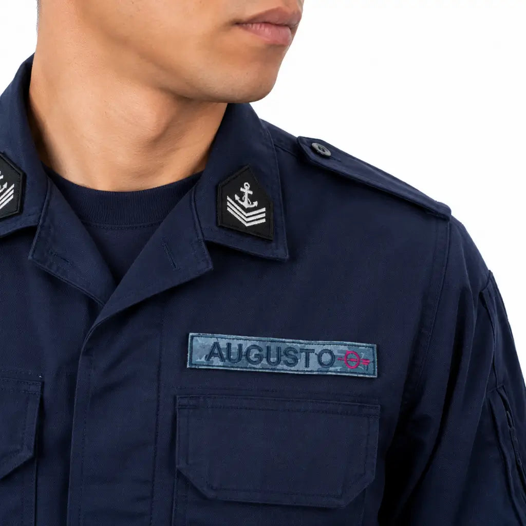 Tarjeta Multipropósito Nome AUGUSTO na camisa azul marinho com insígnias nos ombros