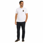 Homem sorridente usando Camisa Polo Branca Inspeção Naval Marinha com bordado azul no peito