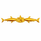 Broche dourado com estrela central entre dois peixes opostos nadando