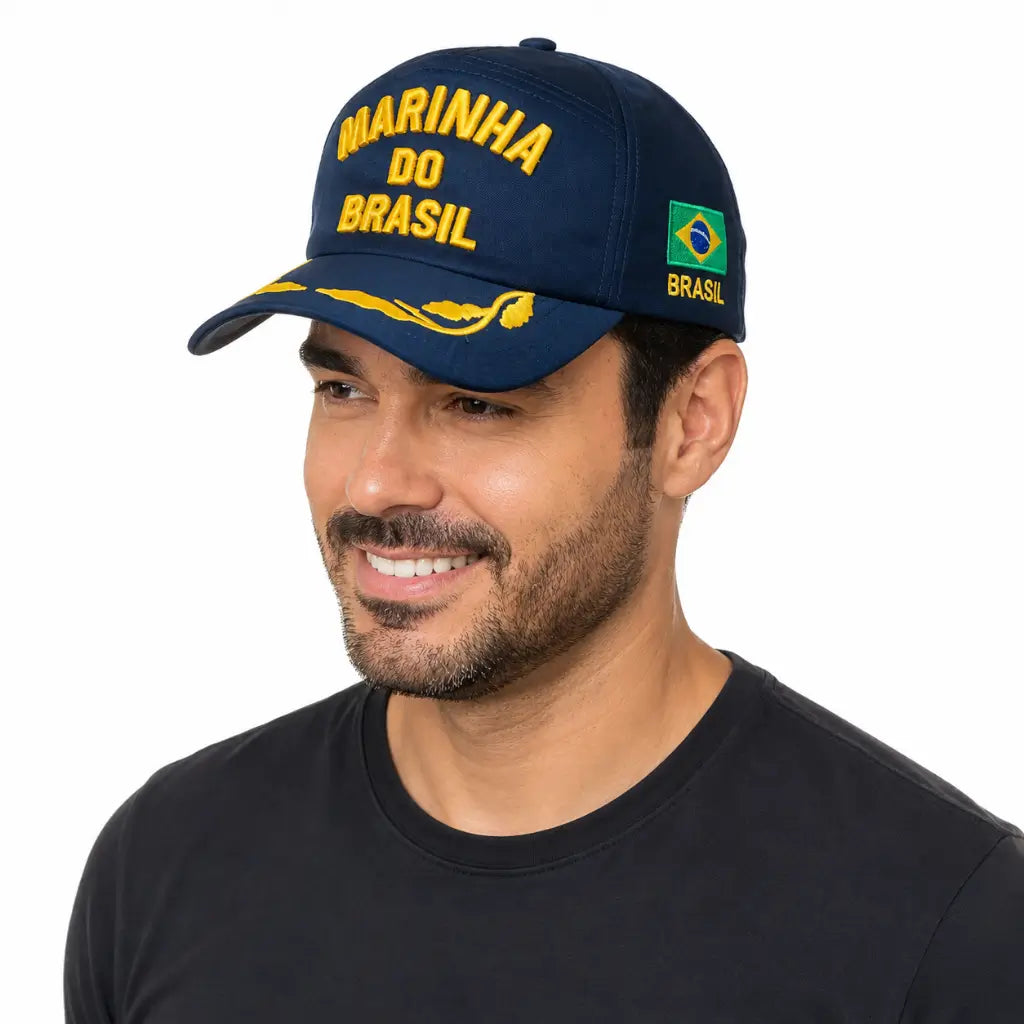 Homem sorrindo com boné microfibra azul marinho “Marinha do Brasil” bordado e bandeira