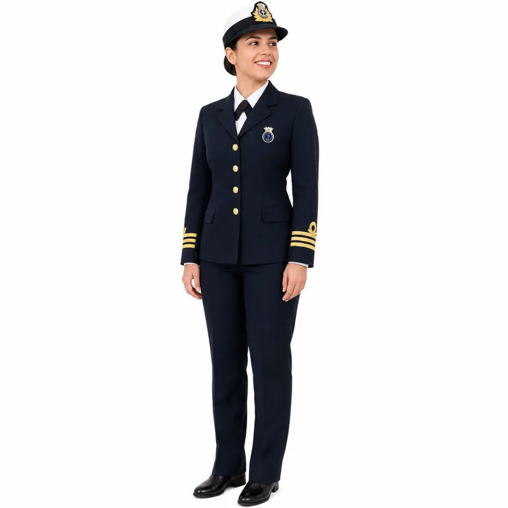 Mulher em uniforme azul-marinho, gravata preta, boné branco, sorrindo confiante