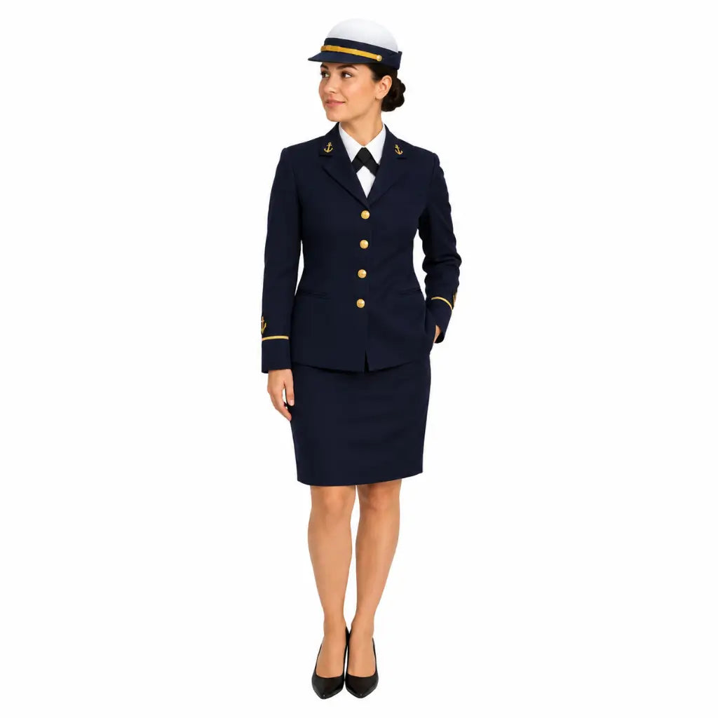 Mulher em uniforme naval formal com blazer azul-marinho, gravata preta e chapéu