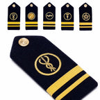 Conjunto de distintivos de ombro pretos com emblemas dourados e faixas douradas