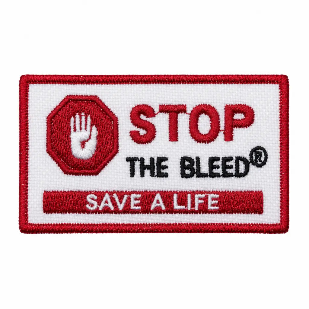 Patch retangular branco com STOP THE BLEED e SAVE A LIFE em vermelho