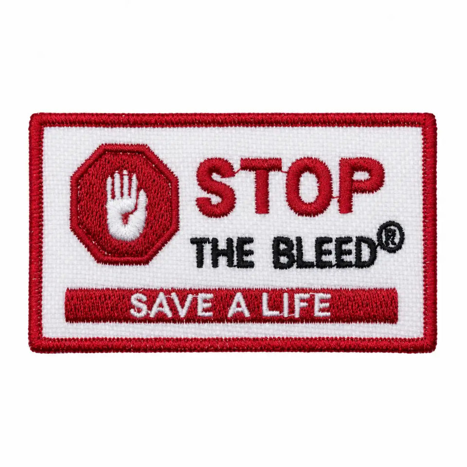 Patch retangular branco com STOP THE BLEED e SAVE A LIFE em vermelho