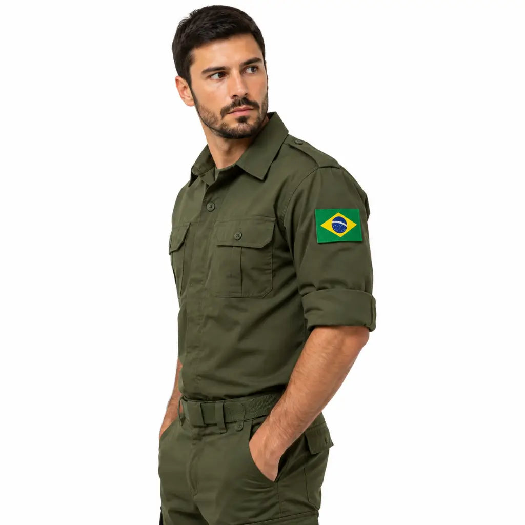 Homem em uniforme militar verde oliva, perfil lateral, com emblema da bandeira no braço
