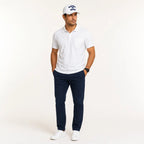 Homem usando boné branco MARINHA DO BRASIL azul com polo branca e tênis branco