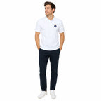 Homem posando com Camisa Polo Branca Bordada Marinha do Brasil e emblema marinho colorido