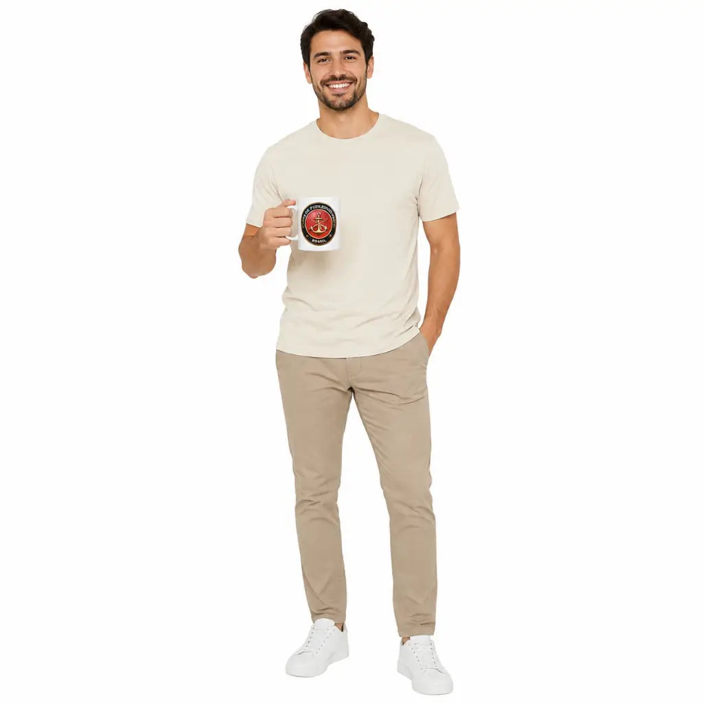 Homem sorridente segurando Caneca Fuzileiro Naval branca com estampa de âncora e coroa