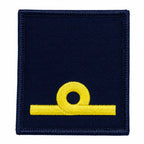 Emblema azul escuro, linha amarela horizontal com círculo amarelo à direita