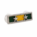 Distintivo retangular com borda metálica, faixas verde, amarelo e verde, duas estrelas prateadas