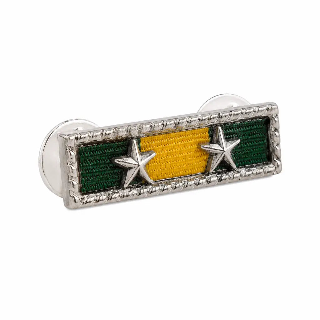 Distintivo retangular com borda metálica, faixas verde, amarelo e verde, duas estrelas prateadas