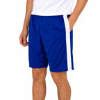 Homem em traje esportivo com bermuda azul e faixa branca lateral