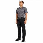 Homem em uniforme formal cinza de manga curta, visto de perfil, cinto preto